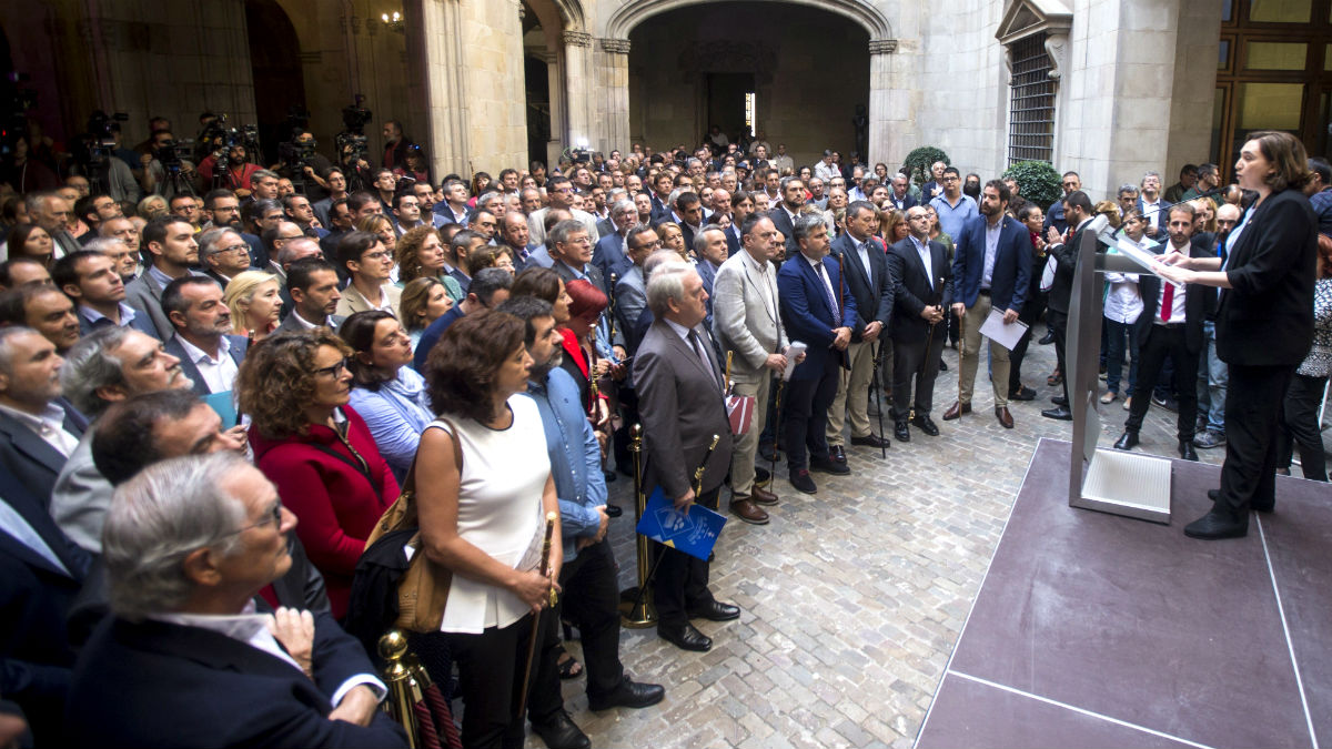 Ada Colau se dirige a los alcaldes independentistas durante el acto celebrado este sábado en el Ayuntamiento de Barcelona (Foto: EFE).