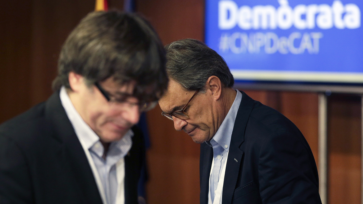 Carles Puigdemont y Artur Mas en una reunión del PDeCAT. (Foto: EFE) |