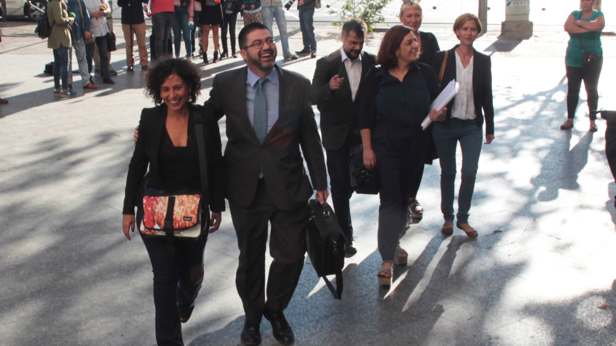 Celia Mayer y Carlos Sánchez Mato a su llegada a los juzgados de Plaza de Castilla. (Foto: Francisco Toledo)