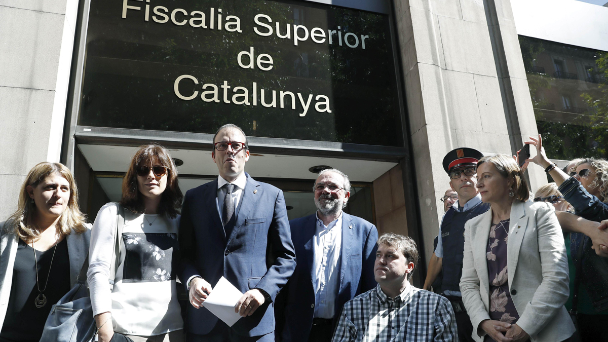 El alcalde de Mollerusa (Lérida) y diputado en el Parlament Marc Solsona acompañado por Carme Forcadell. (Foto: EFE)