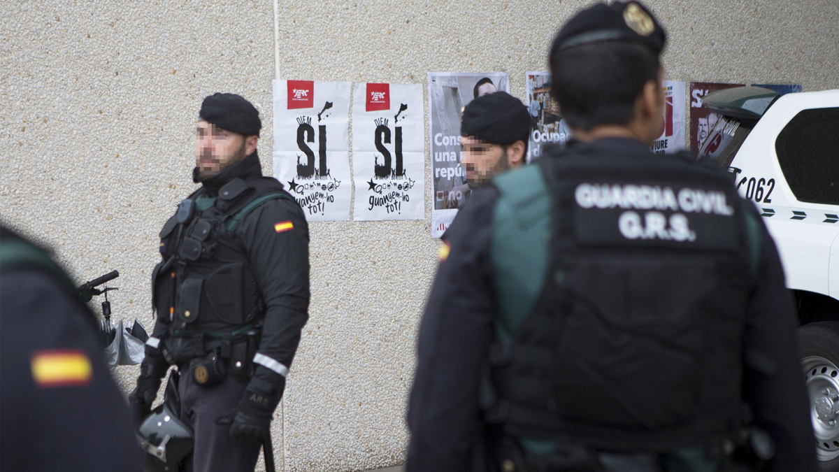 Cambian de clase a dos niños, uno hijo de Guardia Civil, que se quejaron de una profesora golpista (Foto: Efe)