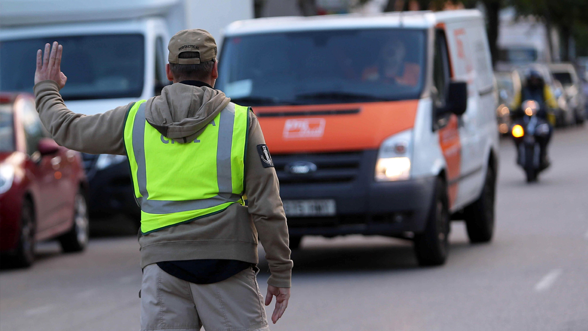 La Guardia Civil detiene una furgoneta de Unipost. (Foto: EFE)