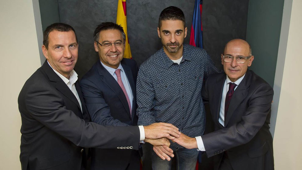 Navarro posa con algunos de los principales directivos del Barcelona.