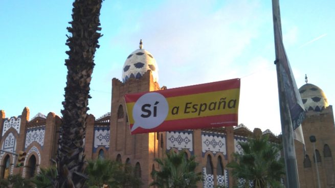 Barcelona amanece con carteles con la bandera española y reclamando el «Sí a España»