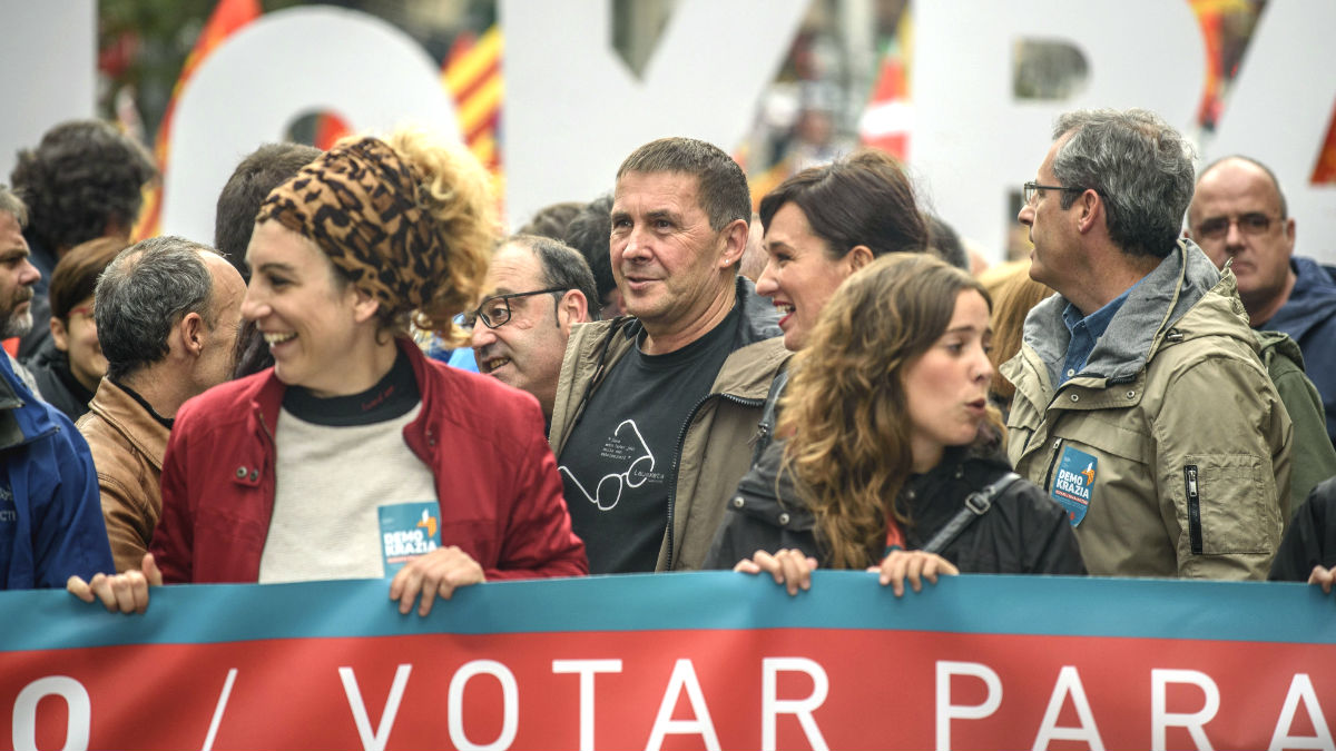 Arnaldo Otegi en una manifestación a favor del referéndum ilegal en Cataluña. (Foto: EFE)