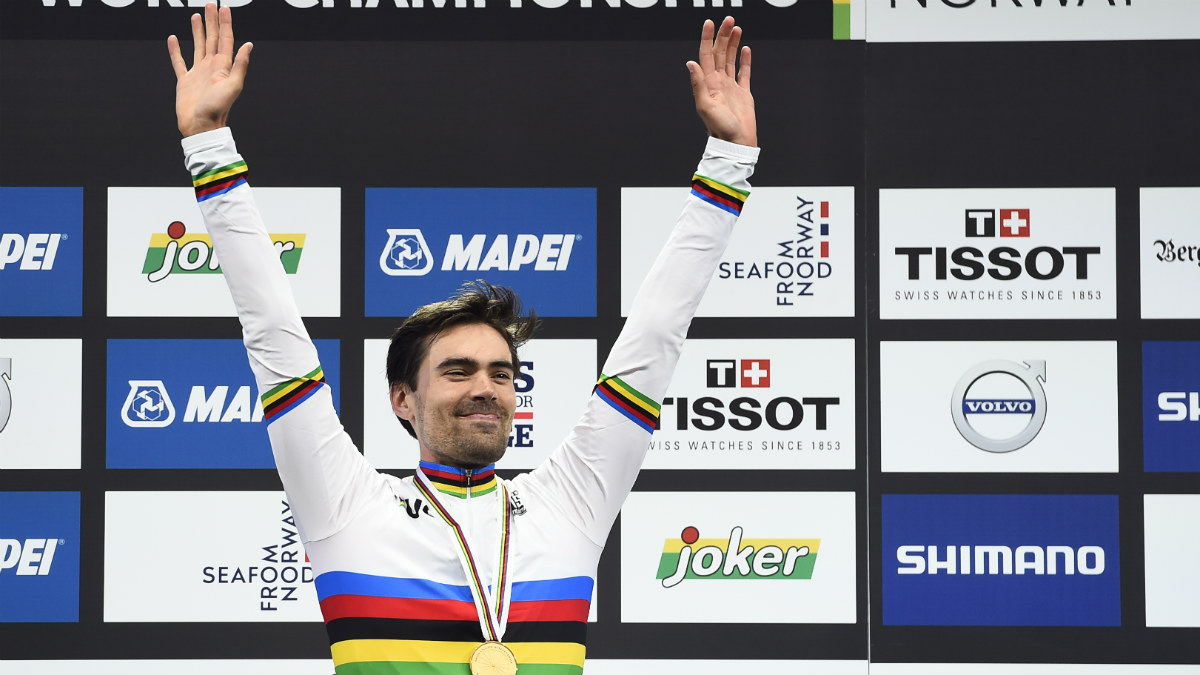 Tom Dumoulin celebra su triunfo en el Mundial con el maillot arcoiris. (AFP)