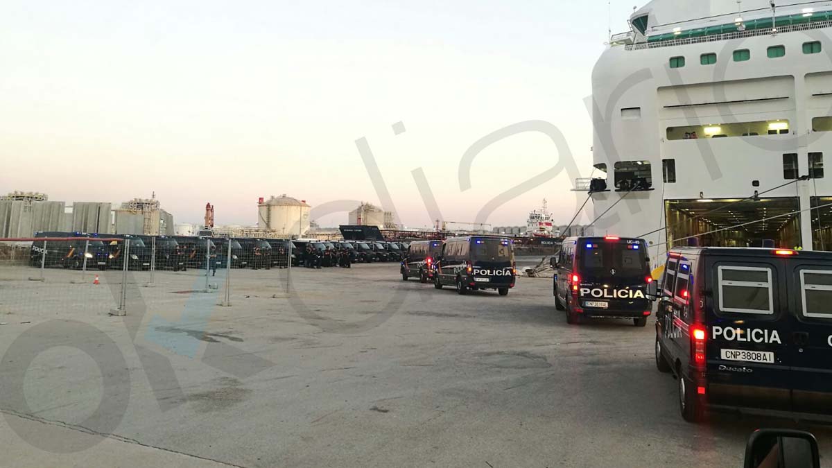 Miembros de la UIP llegando a uno de los cruceros en los que se alojan en Barcelona.