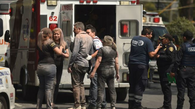 Afectados por el terremoto de México con cuerpos de rescate. Foto: AFP