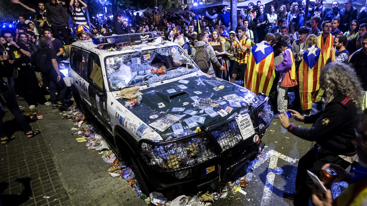 Imagen de un coche de la Guardia Civil, en una manifestación independentista.