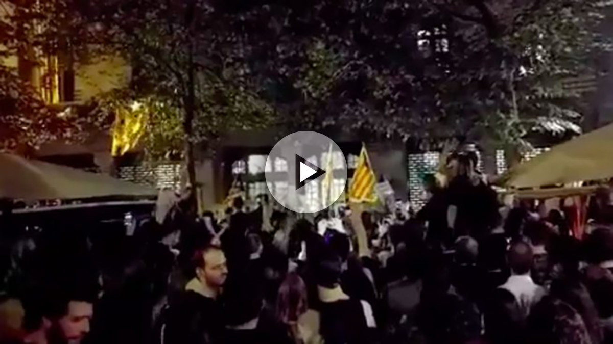 Los policías cercados en la Delegación de Hacienda consiguen salir tras el acoso de los independentistas