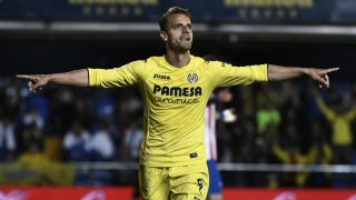 Roberto Soldado celebra un gol con el Villarreal la pasada temporada. (AFP)