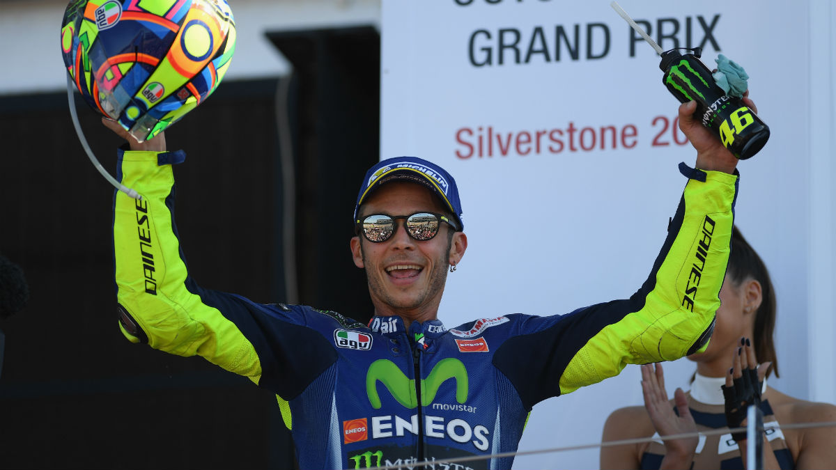 Valentino Rossi va a hacer saltar todos los plazos médicos volviendo a subirse sobre su Yamaha poco más de 20 días después de francturarse la tibia y el peroné. (Getty)