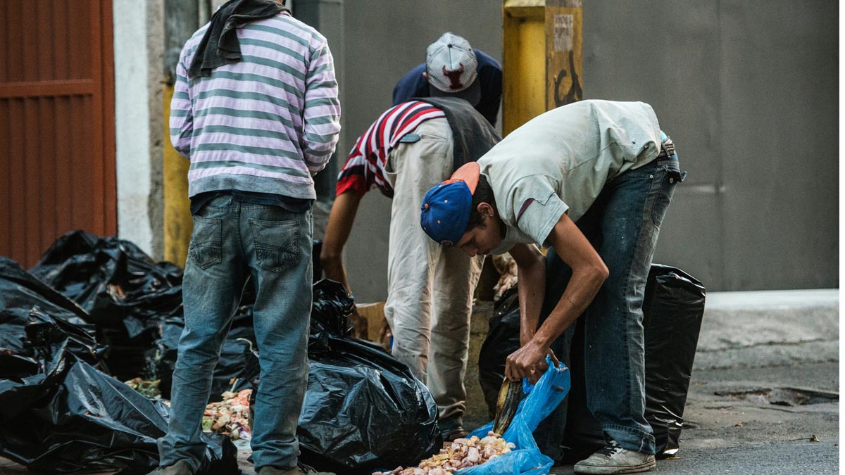 Venezolanos buscan comida entre la basura. (Foto: AFP)