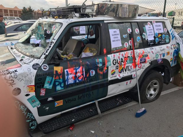 Vehículos de la Guardia Civil tras el ataque de independentistas violentos. 