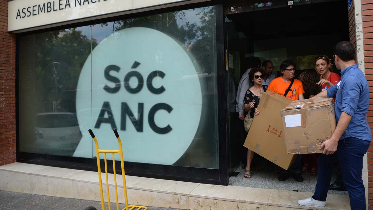 Voluntarios de la ANC vaciando la sede de material para el 1-O. Foto: AFP