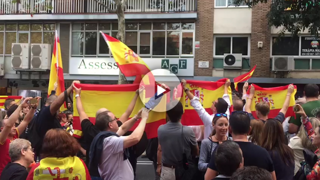 Un millar de catalanes se manifiestan frente a la ANC: «No nos engañan Cataluña es España»