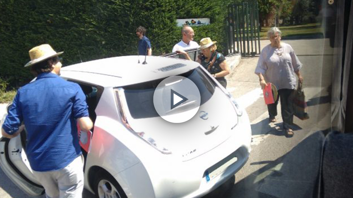 Manuela Carmena en otro acto con su coche oficial. (Foto: OKDIARIO)