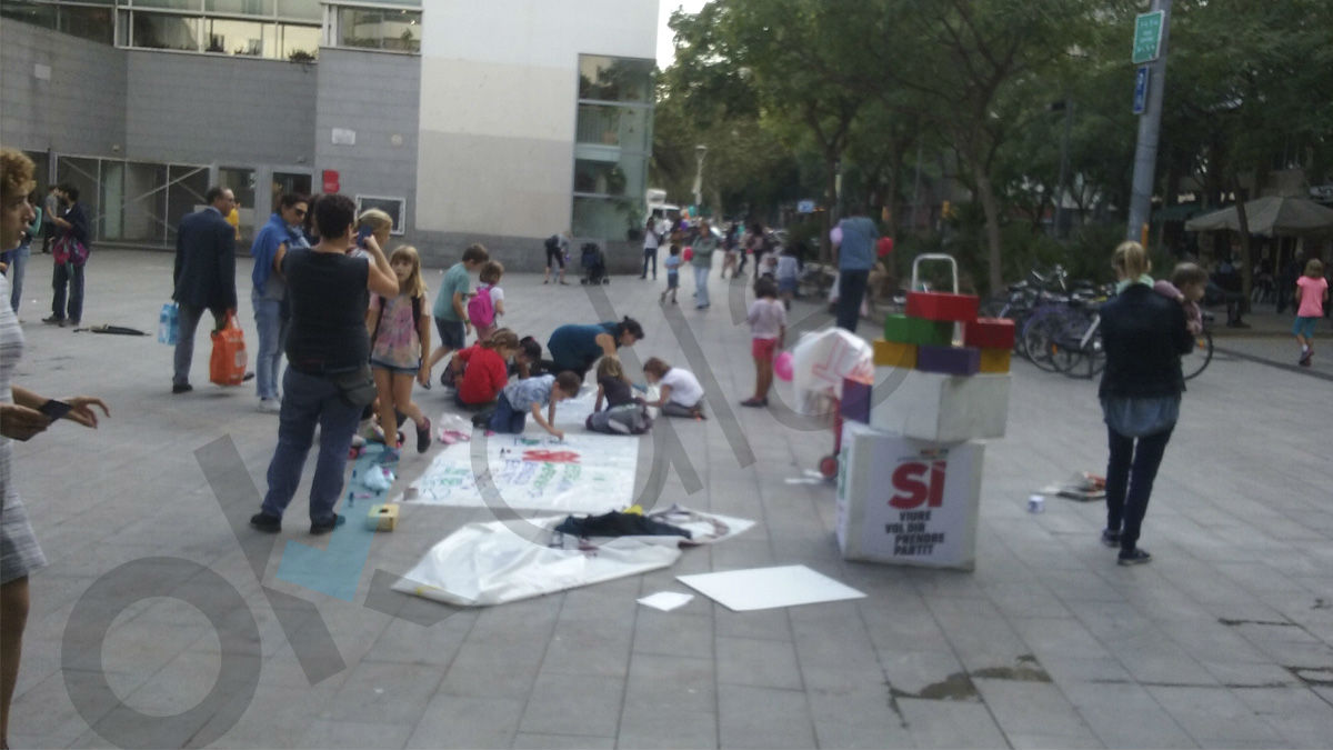 Niños pintando una pancarta, entre lemas independentistas.