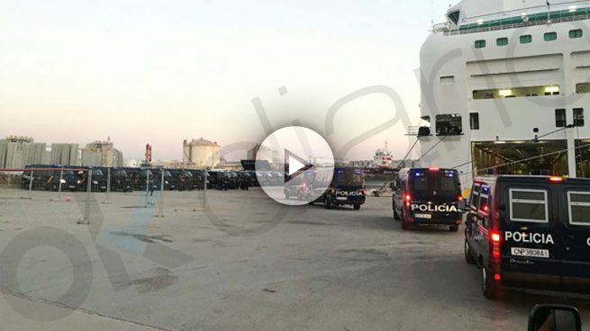 Sin cobertura, televisión, ni comida: las condiciones de los policías en los barcos de Barcelona
