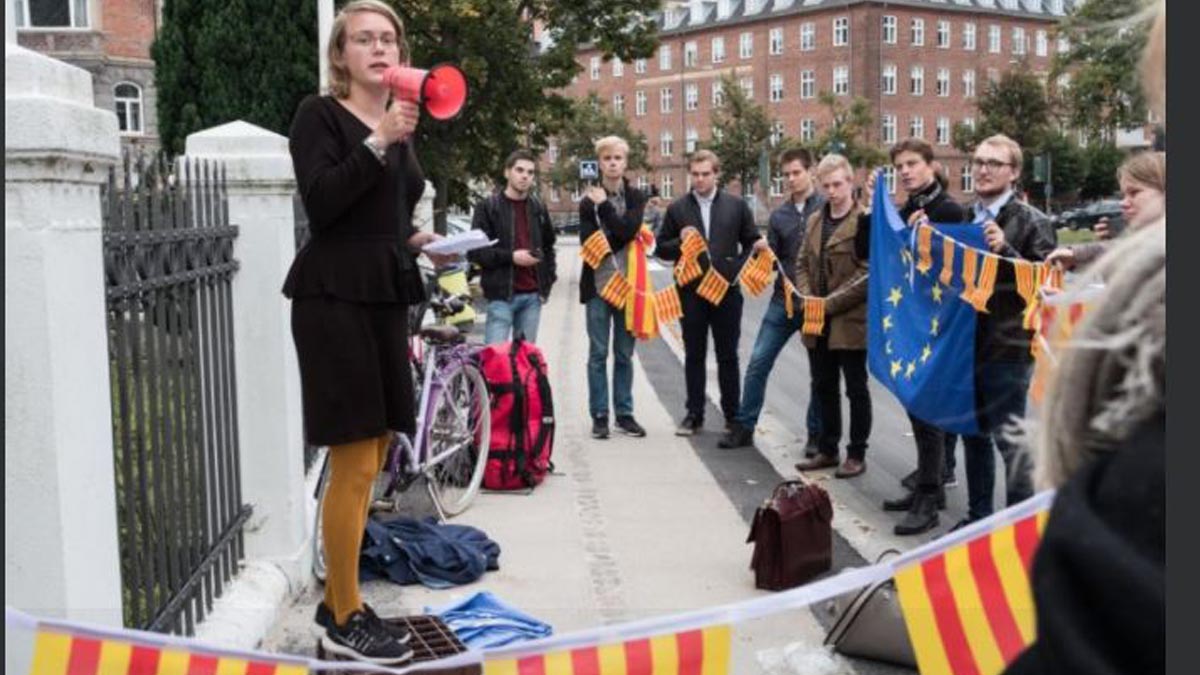 Una veintena de jóvenes en Dinamarca expresando su apoyo al referéndum ilegal en Cataluña.