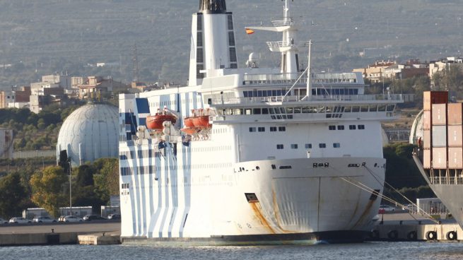 Embarcación atracada en el puerto de Tarragona para hospedar a agentes
