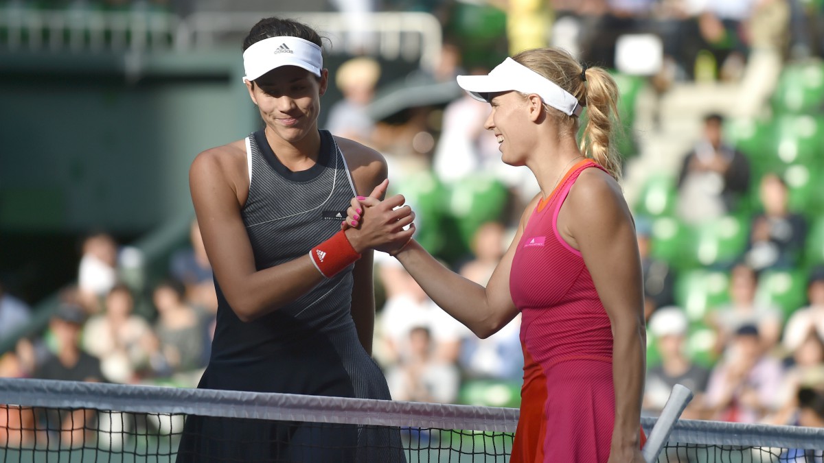 Muguruza y Wozniacki se saludan al término del partido. (AFP)