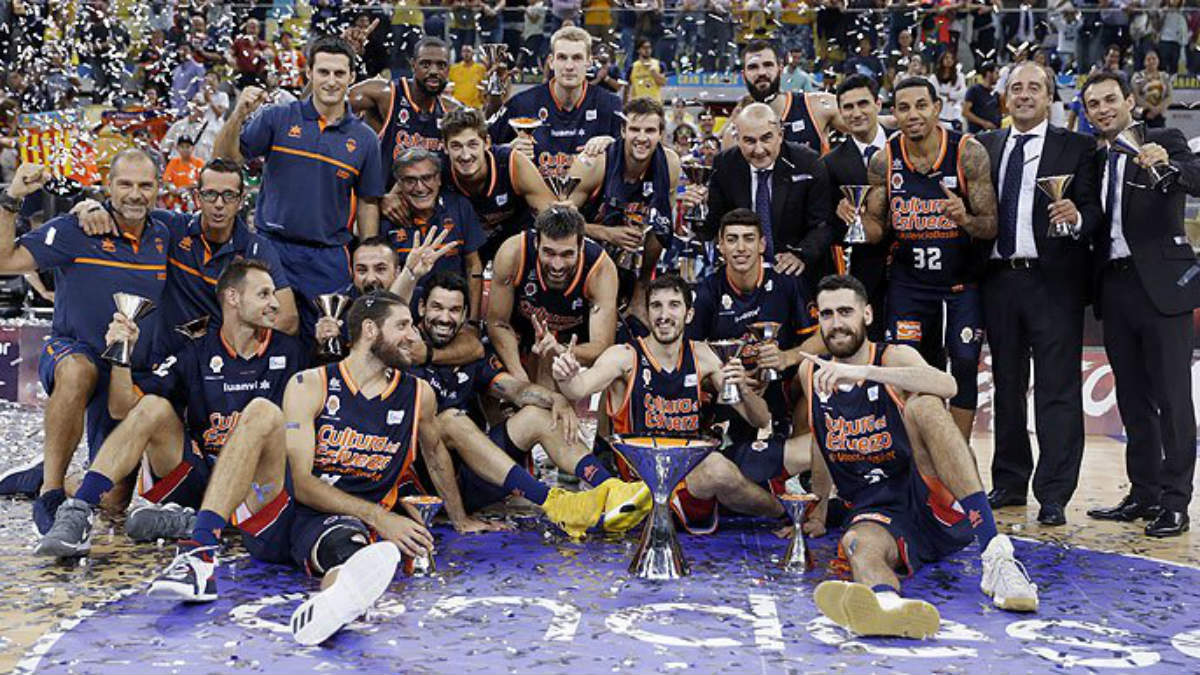 Valencia Basket posa con el título de campeón de la Supercopa. (acb.com)