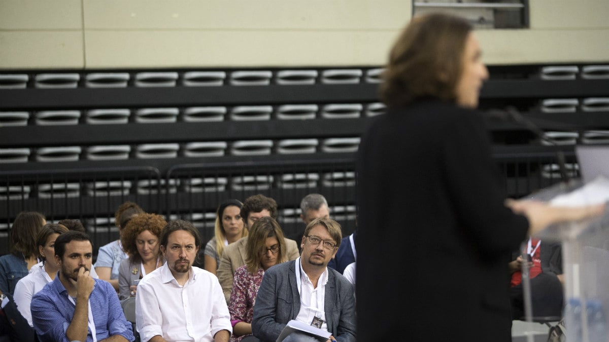 Garzon, Iglesias y Domènech escuchan a Colau en la asamblea pro 1-O de Podemos en Zaragoza. (EFE)