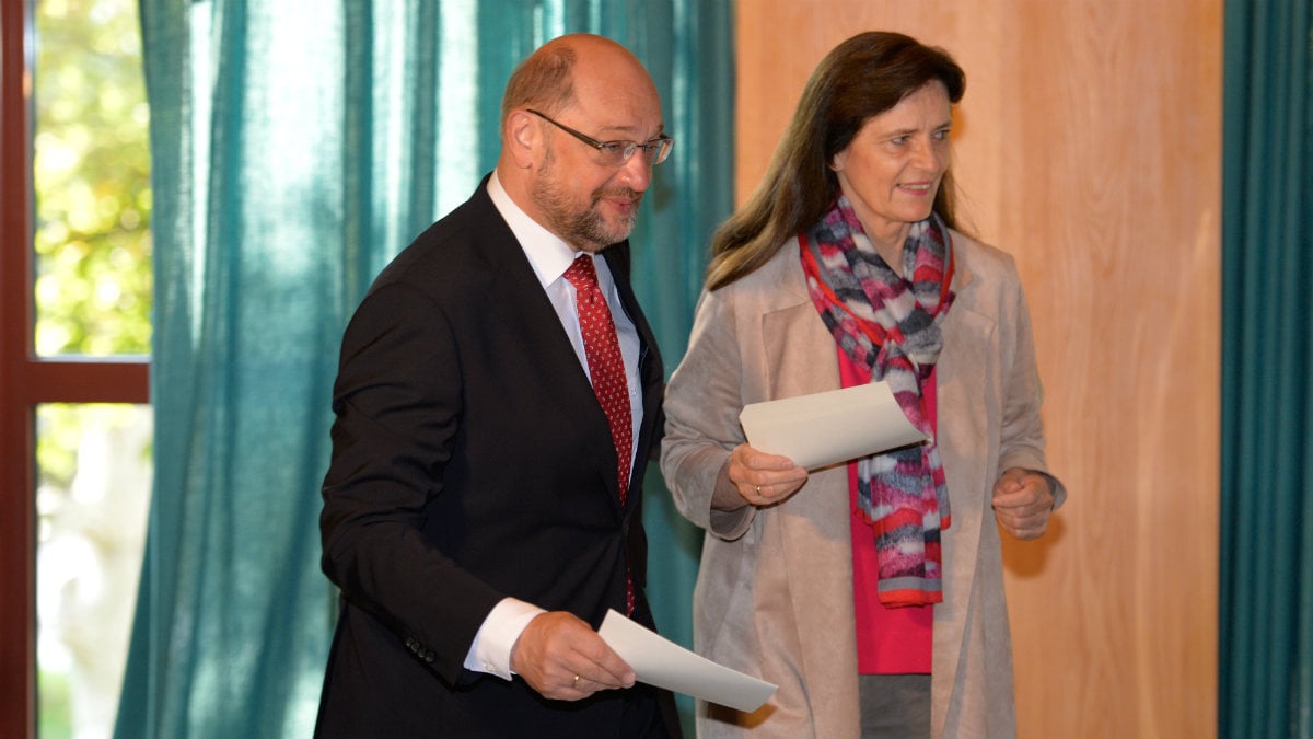Martin Schulz y su esposa, Inge, a la hora de votar en Wuerselen (oeste de Alemania). (AFP)