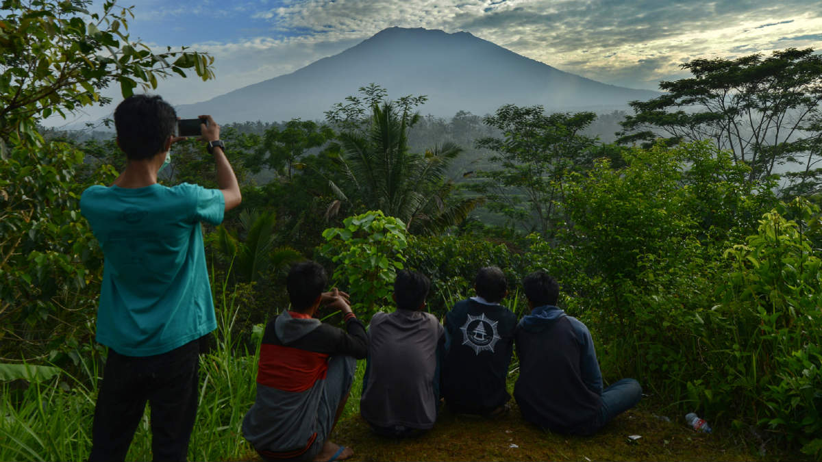 Varios jóvenes observan la s cenizas del volcán Agung, en Bali (Indonesia).