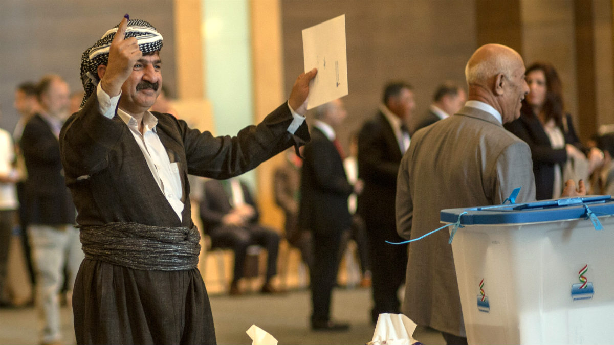 Un votante de Erbil muestra feliz su dedo entintado en el referéndum de independencia del Kurdistán iraquí. (AFP)