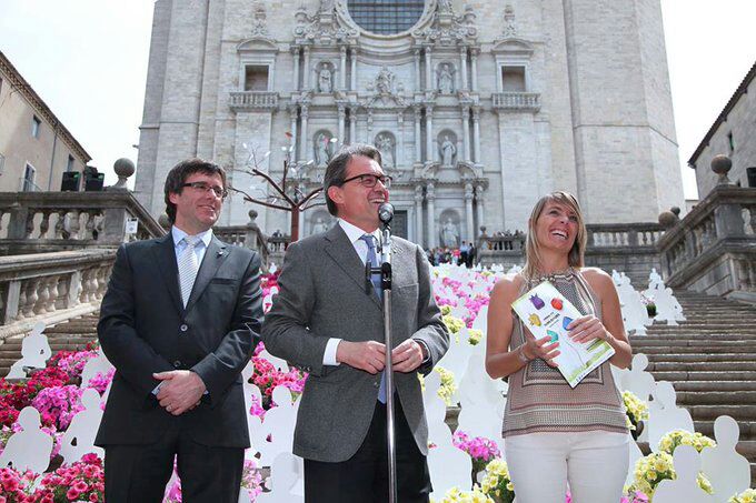 Coralí Cunyat y el entonces alcalde de Gerona, Carles Puigdemont, con Artur Mas.