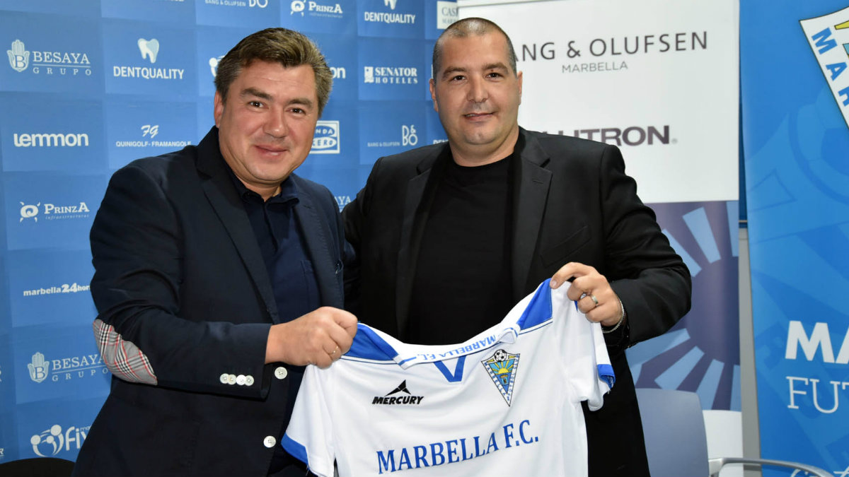 Alexander Grinberg (izqda-) junto al ex vicepresidente del Marbella FC, Raffaele Pandalone.