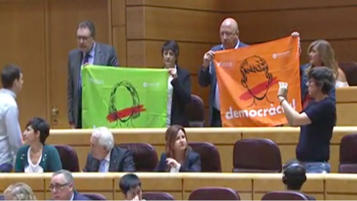 ERC Y PDeCAT exhiben banderas pro referéndum en el Senado. (Foto: OKD)
