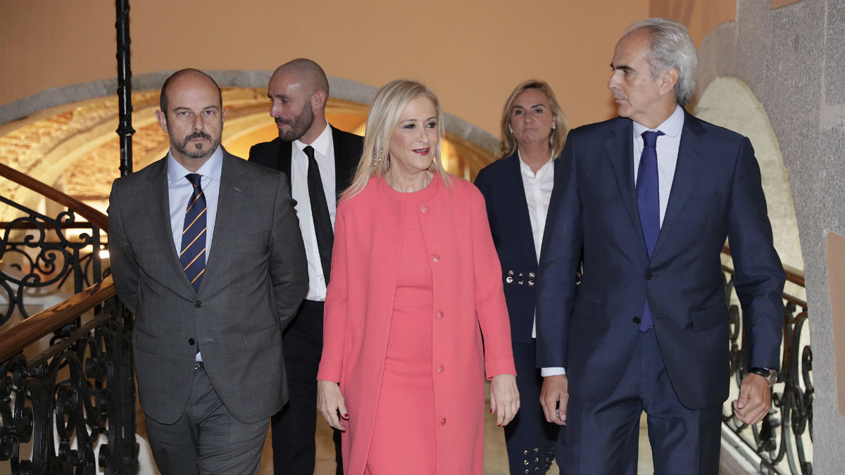 Cristina Cifuentes con los nuevos consejeros de Medio Ambiente, Sanidad, Transportes y Cultura