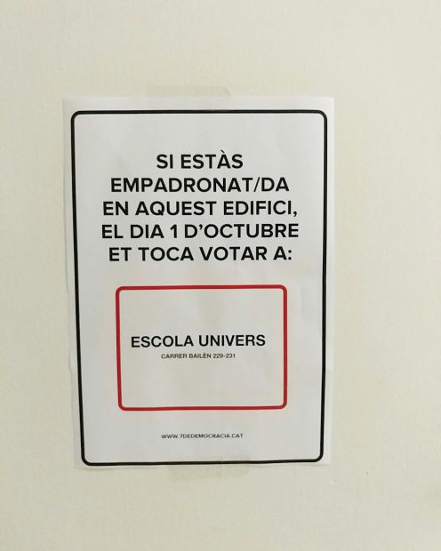 La ANC se cuela en los portales de Barcelona para notificar el colegio electoral a los vecinos