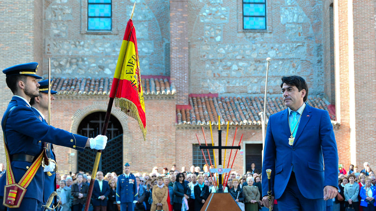El alcalde de Alcorcón, David Pérez, jurando Bandera
