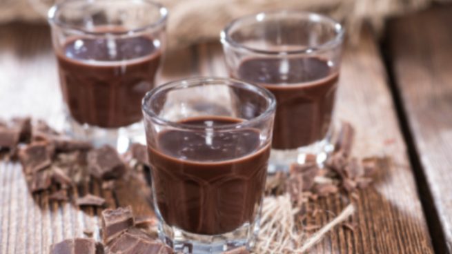 El licor de chocolate casero es una receta que nos puede servir de base de un postre o de excusa para preparar un cóctel diferente.