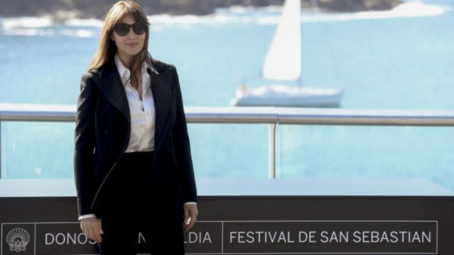 La actriz Monica Bellucci posa a su llegada al FEstival de San Sebastián para recoger el Premio Donostia a su trayectoria. Foto: EFE