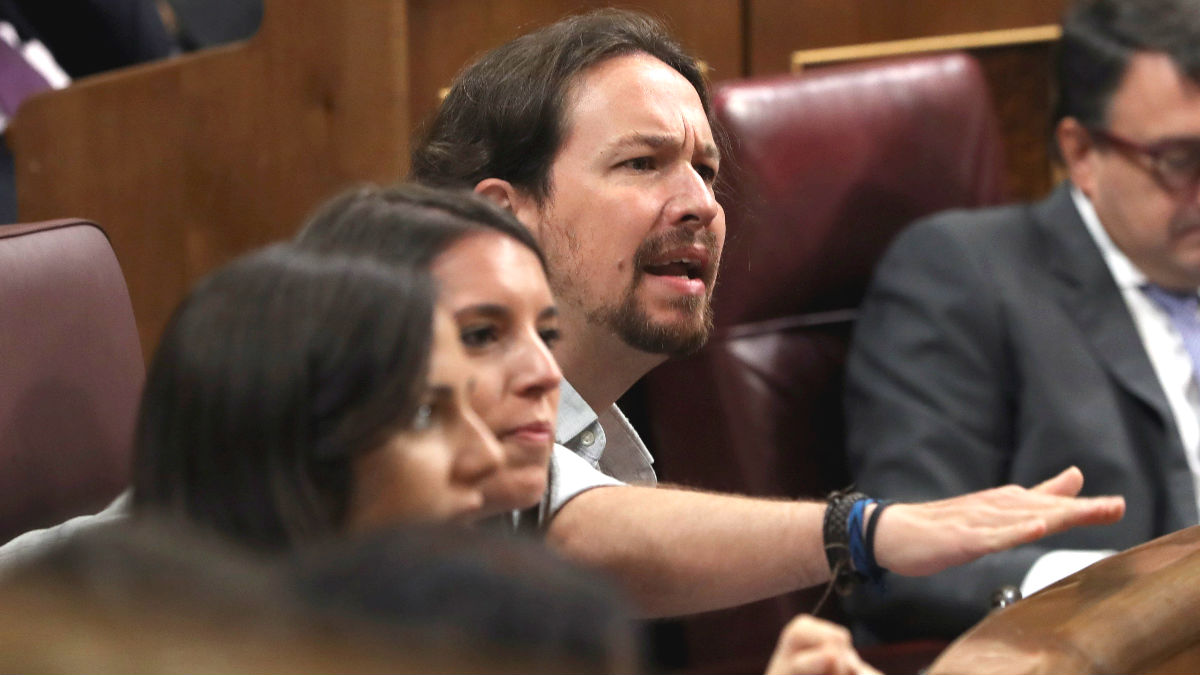 El líder de Podemos, Pablo Iglesias, en su escaño durante una sesión de control en el Congreso (Foto: Efe)