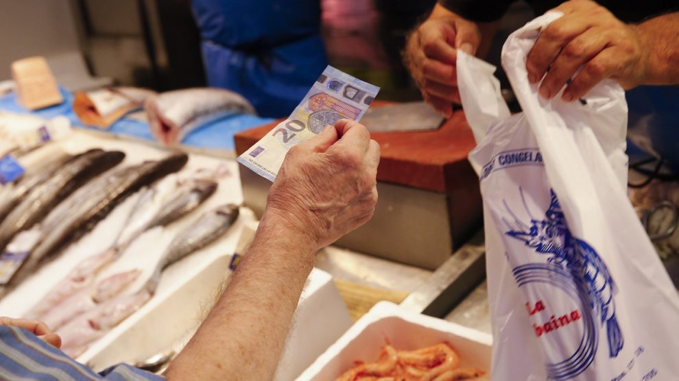 Cliente de una pescadería (Foto: EFE)