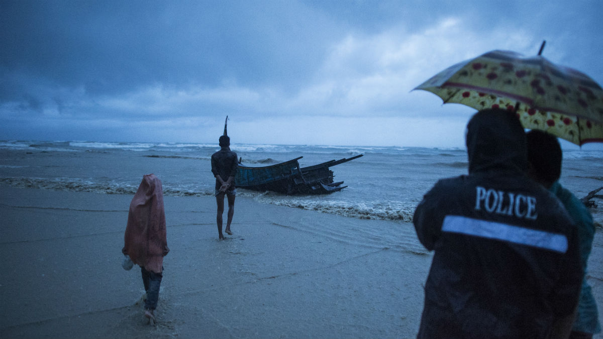 Los rohingya huyen a Bangladesh desde Birmania en botes.