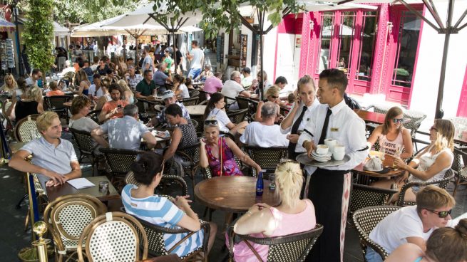 Sindicatos y patronal de hostelería de Baleares pactan una subida salarial acumulada del 18% hasta 2021