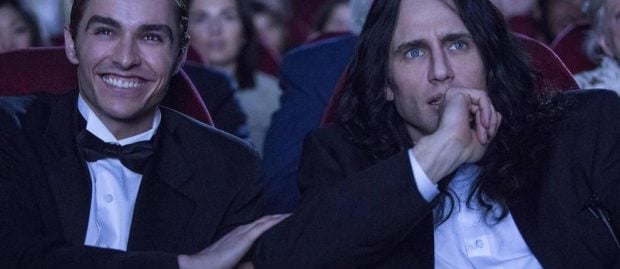 Dave Franco interpreta a Greg Sesteros y James Franco (dcha) interpreta a Tommy Wiseau en 'The Disaster Artist'