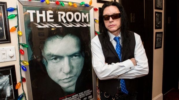 Tommy Wiseu con un cartel de su película 'The Room'. 