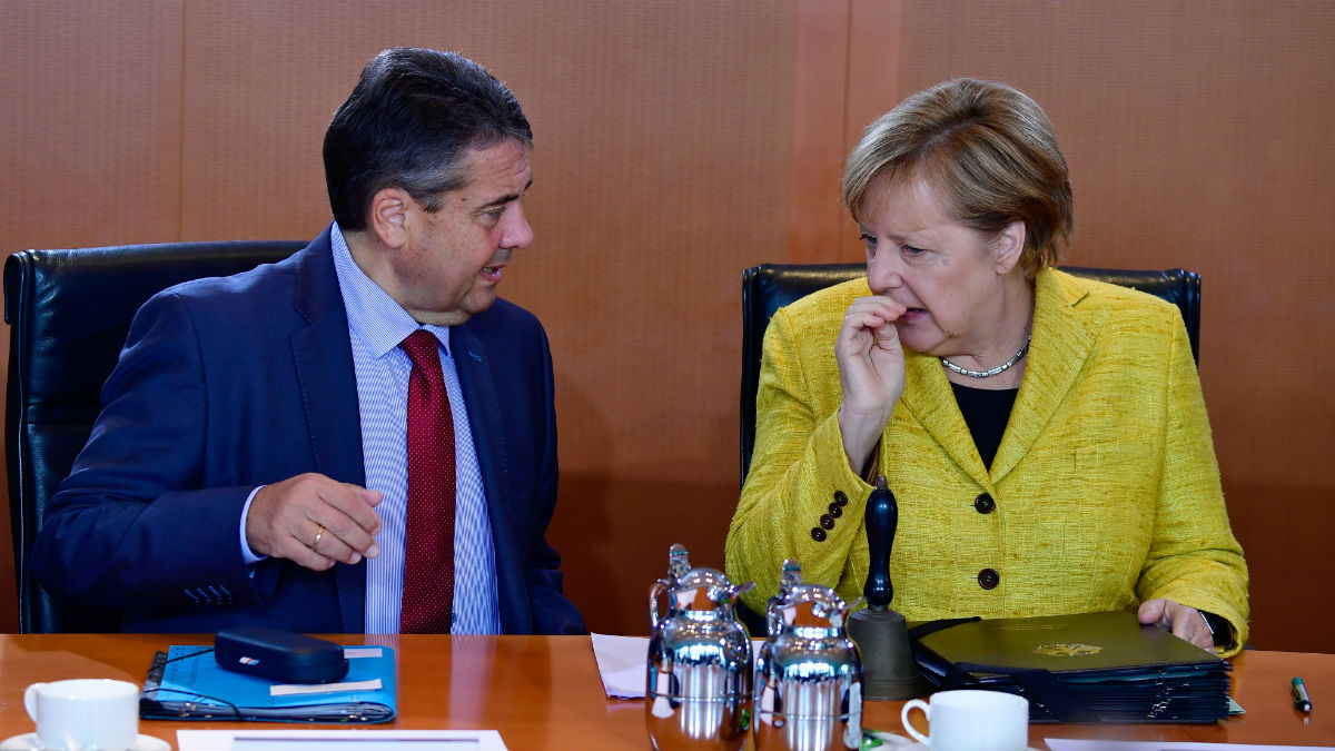 Gabriel Sigmar, ministro de Exteriores alemán, junto a la canciller Angela Merkel. (Foto: AFP)