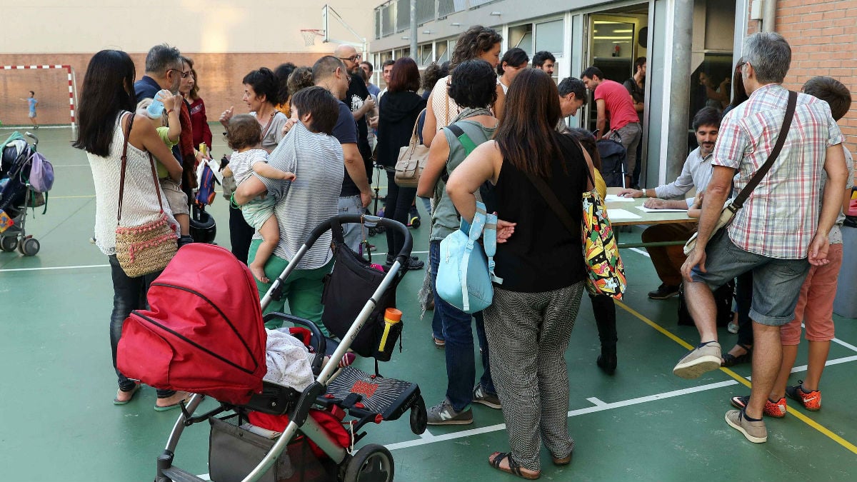 Varios padres se concentran ante un colegio, en Cataluña.