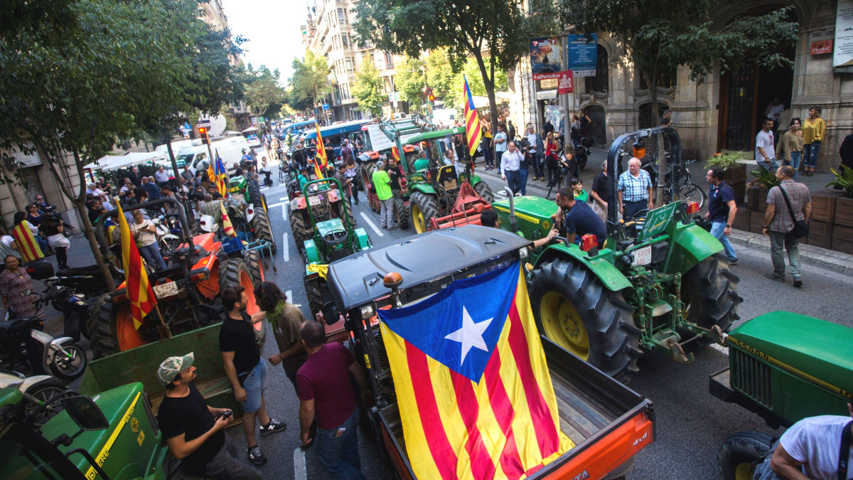 Varios tractores pVarios tractores en Barcelona interceptados por los Mossos d’Esquadra ante la Delegación del Gobierno. (Foto: Efe)