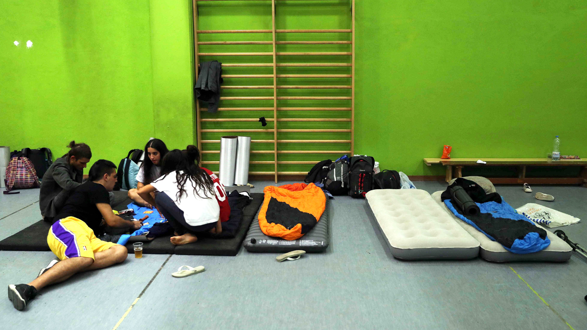 Acampada en la escuela Jaime I de Barcelona. (Foto: EFE)