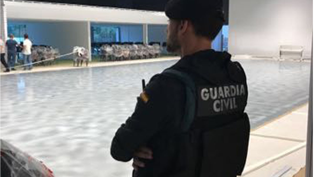 Un agente de la Guardia Civil en el Centro de Comunicaciones de la Generalitat.